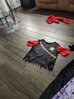 Pirate Girls or boys  3-5 years size 19 ave and Greenway