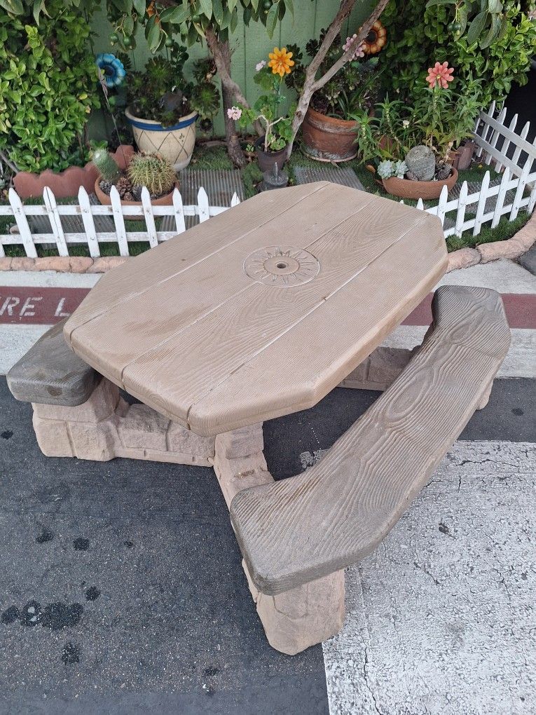 Kids Outdoor Table (PLEASE Check My List โ
๏ธ)