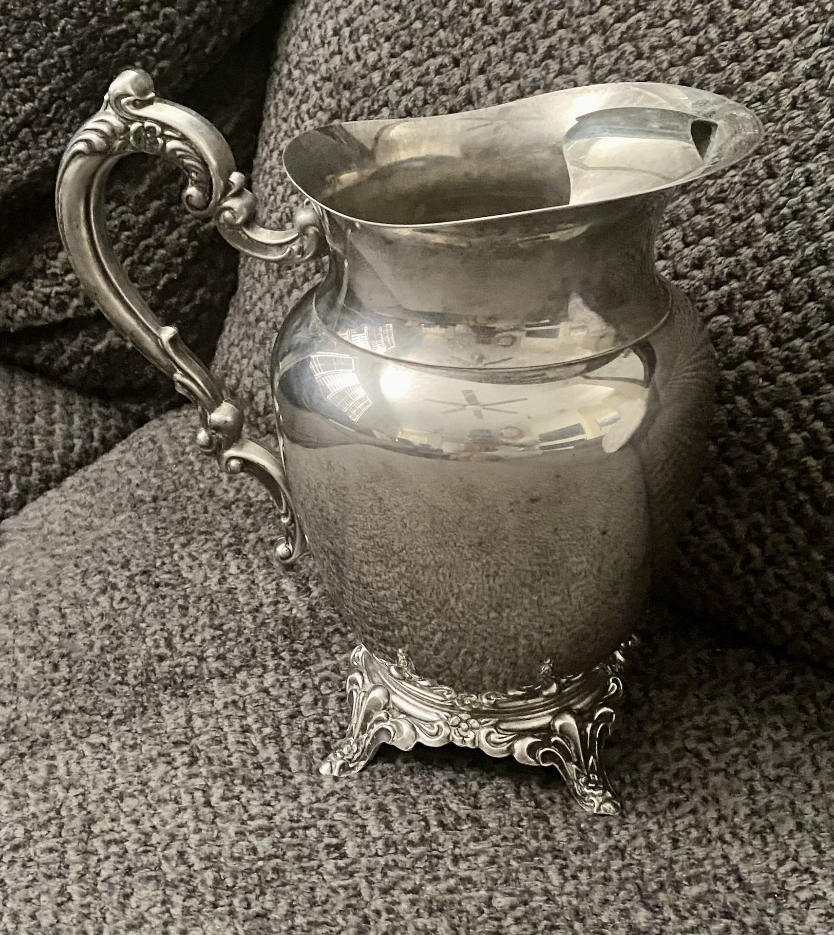 ONEIDA Silver Plate Footed Water Pitcher Jug (Made In USA).