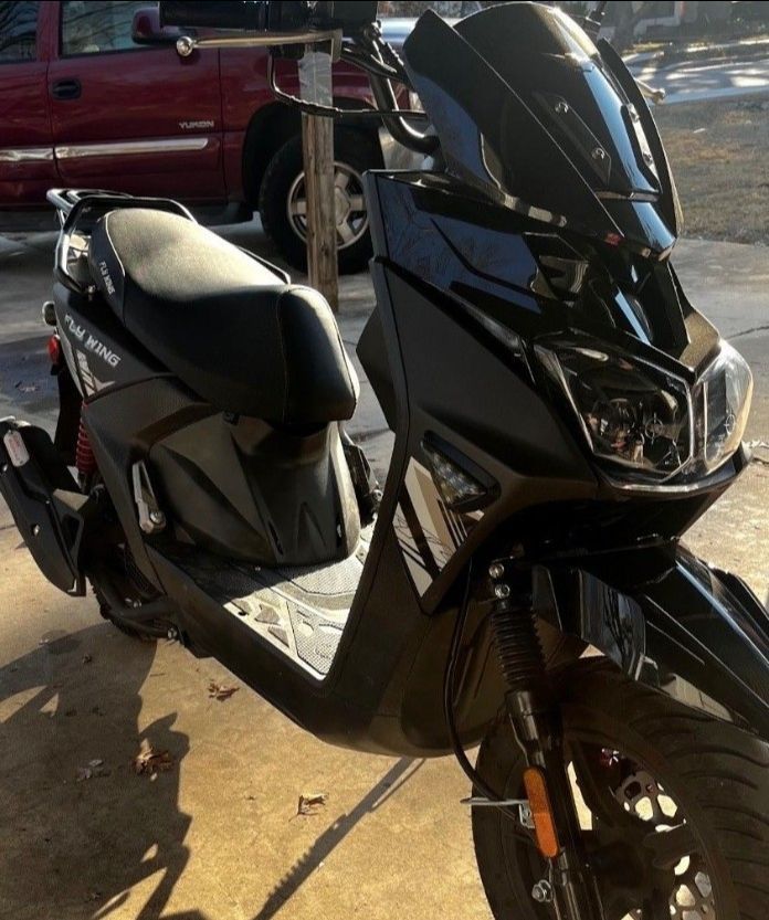 2024 fly wing scooter 200cc $1600 w /title