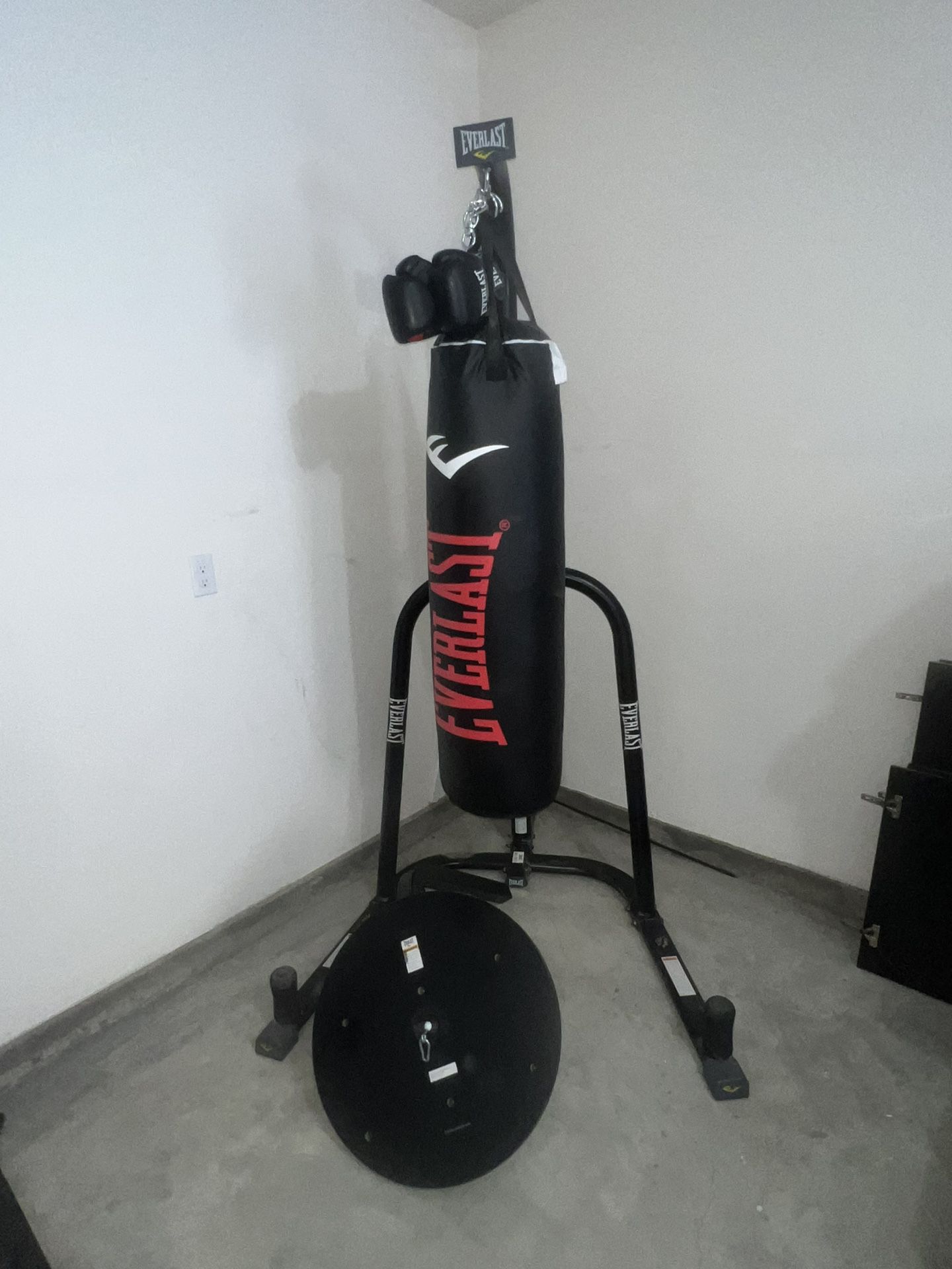 Everlast Dual-Station heavy bag & speed bag stand 