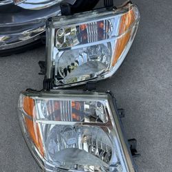 05-08 Nissan Frontier Headlights New 