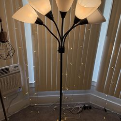 Lamp: lightbulbs included.