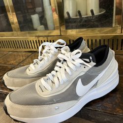 Women’s 8.5 Nike Waffle 1 Summit sneaker