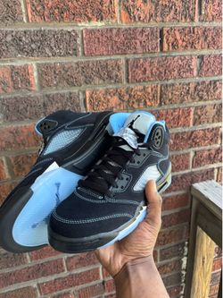 Black Carolina /UNC JORDAN RETRO 5s size 5.5