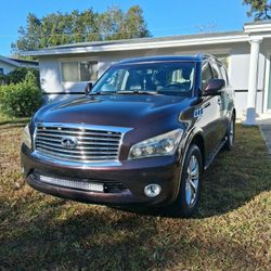 Infiniti QX56 AÑO 2013 EN VUENAS CONDICIONES TIENE 230 MIL MILLAS 