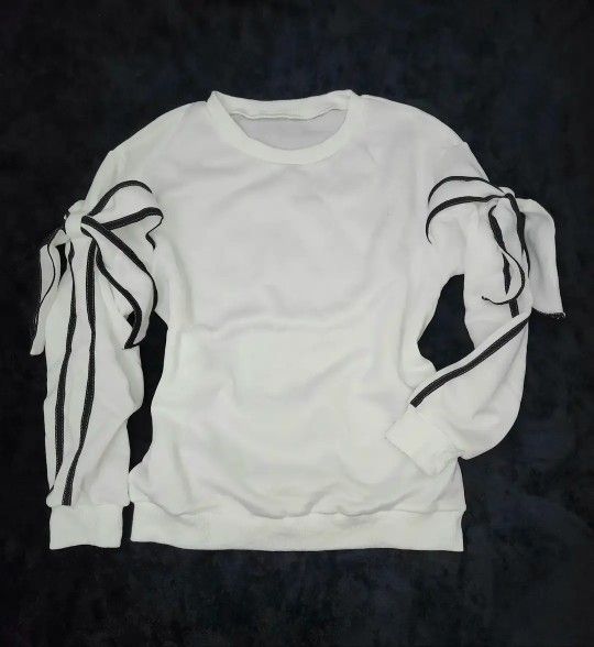 ✅️ White Oversized Bow Detail Sweatshirt• Size S• New Condition• $20firm