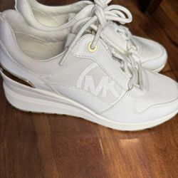 MICHAEL KORS WHITE  WOMENS TENNIS SHOE SIZE 8