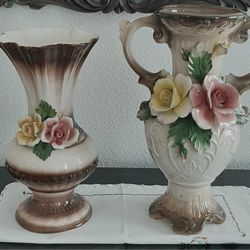2 NUOVA CAPODIMONTE ITALIAN PORCELAIN VASES IN PERFECT CONDITION 