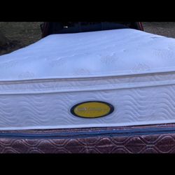 Supertek King Simmons beauty rest black top mattress with Box Springs included asking 350 for the $2000 set