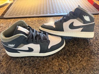 Jordan 1 Like new worn once Size 5Y
