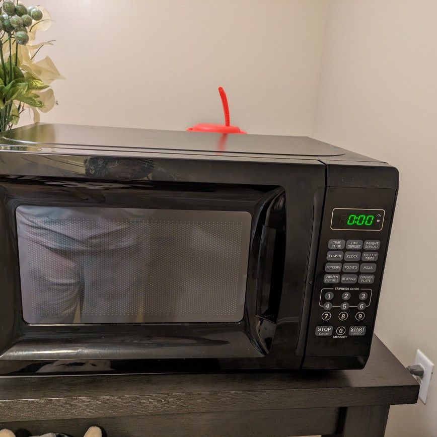 Mainstays 0.7 Cu. Ft. 700W Black Microwave Oven
