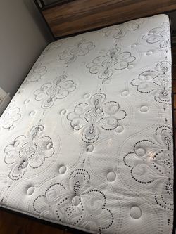 Queen hyprid mattress like new