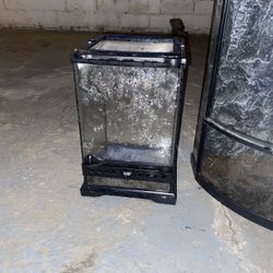 Small Tank Has A Door To Open Good For Small Lizards 