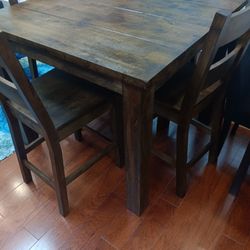 *Manager's Special!!!*---Floor Model Brantley Dining Table Sets W/4 Chairs---Delivery/Financing Available🫡