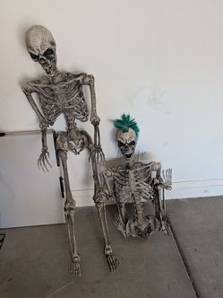 4 large skeletons Halloween decorations