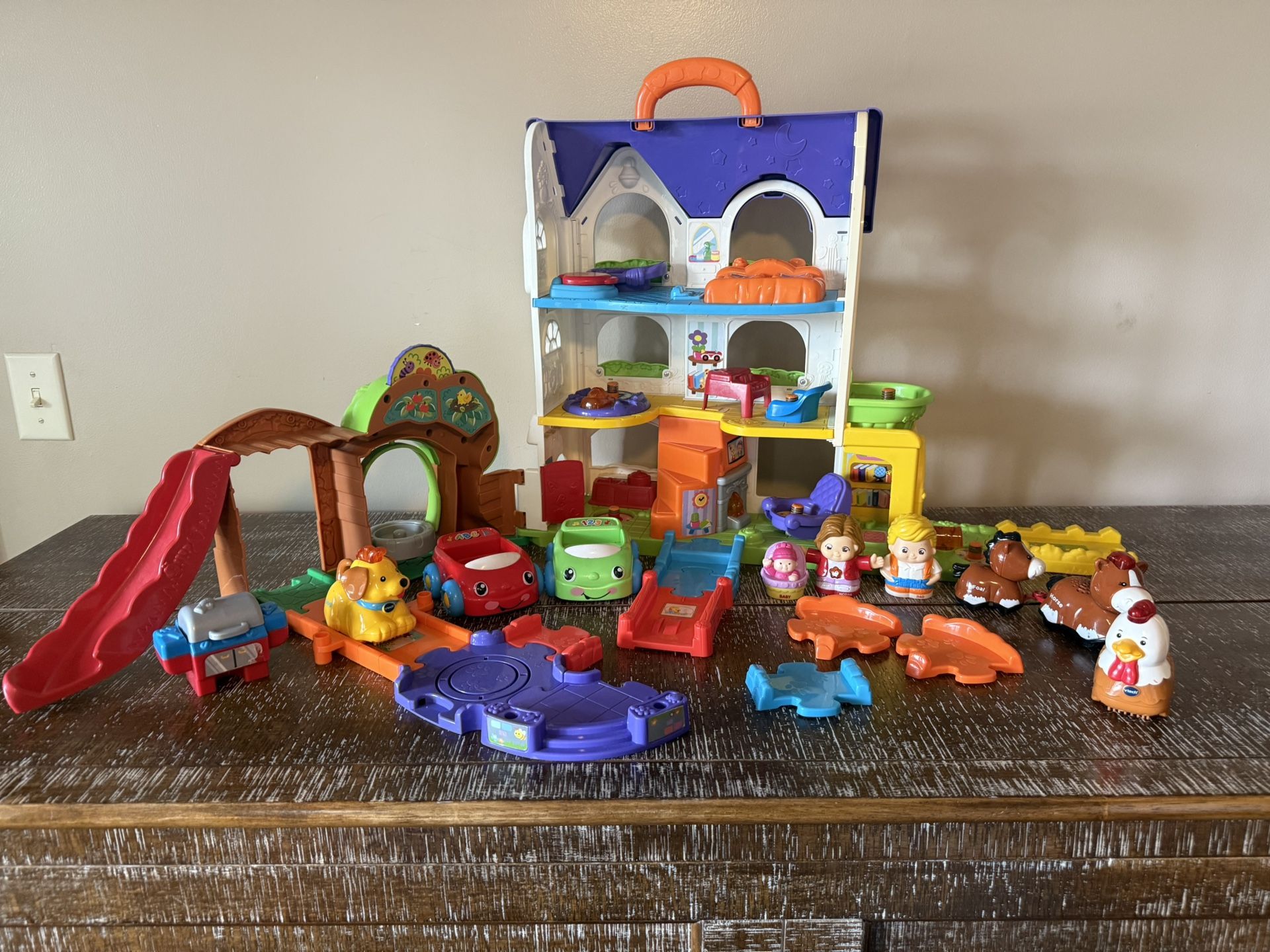 Nora Dollhouse And Accessories