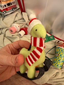 Skiing Dino with scarf and hat