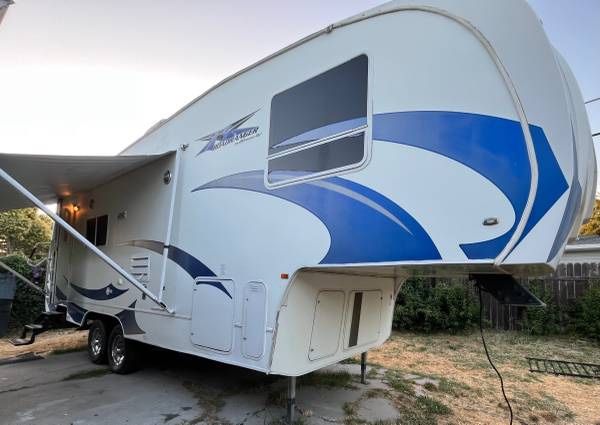 2010 ROAD RANGER 5TH WHEEL TRAVEL TRAILER WITH SLIDE OUT 29-FOOT LONG