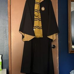 Hufflepuff Robe And Scarf