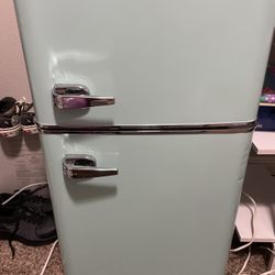 Retro Mini Fridge (3.1 cu. ft) With Freezer And Light
