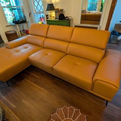 New Vadso Luxury Leather Sectional Couch / Free Delivery 