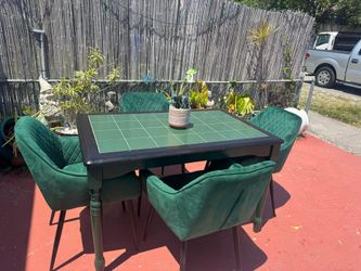Linda mesa de mármol verde con sus 4 sillas. Hacemos delivery