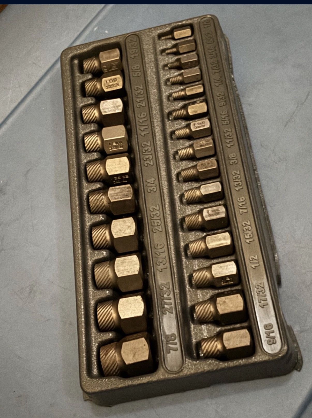 Snap-on Tools 25 pc Multipline Screw Extractor Set Includes 1/8-7/8" extractors in a storage tray