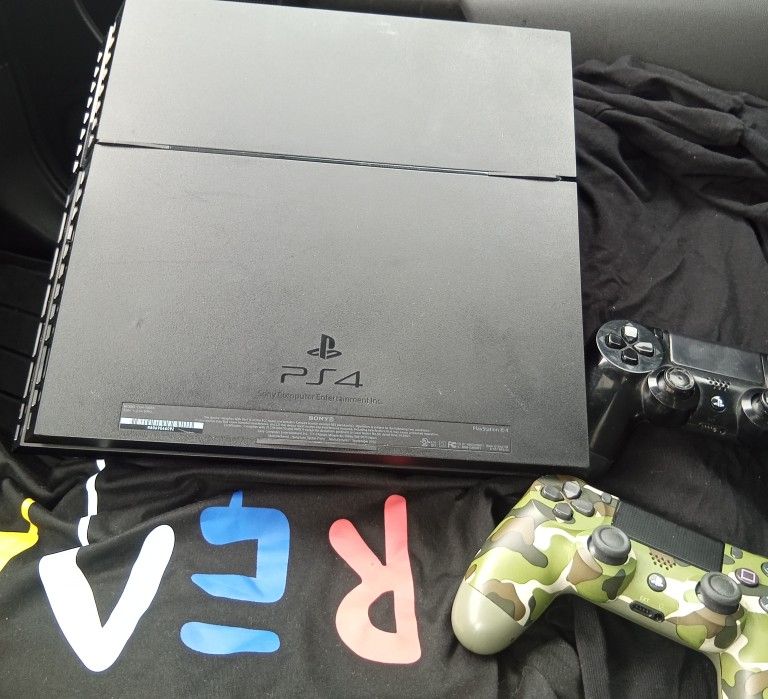 PS4 With 2 Controllers