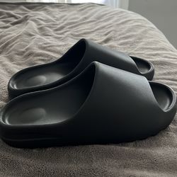 Un used size 13 Yeezy slides