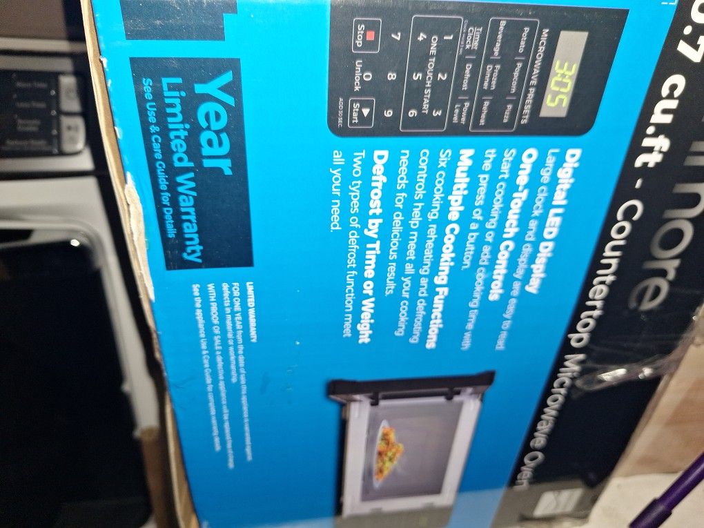 New 0.7 Cubic. Ft Kenmore Microwave 