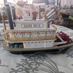 NEW Hallmark SANTAS SHOW BOAT Queen Mary Style River Boat SILVER BELLE Lights Up & MusicFeatures: 
