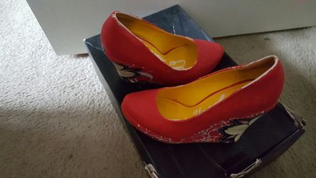 Red Ed Hardy wedge size 8 but fit a 7.5
