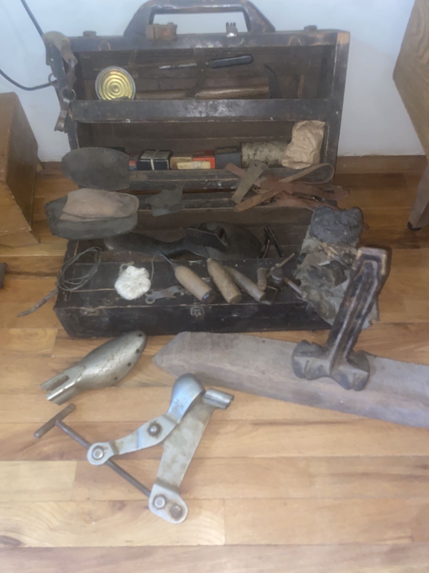 shoe repair tool box (antique)