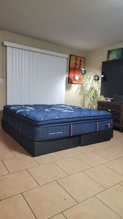 HIGH QUALITY KING SIZE STEARNS AND FOSTER PILLOWTOP MATTRESS AND BOXSPRINGS FOR SALE! IN EXCELLENT CONDITION, FREE DELIVERY