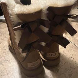 Uggs  W/ Bow 