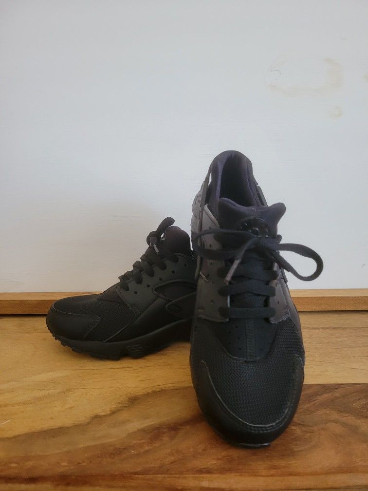 Black Nike Huarache sneakers shoes