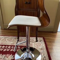 ONE ADJUSTABLE CHAIR