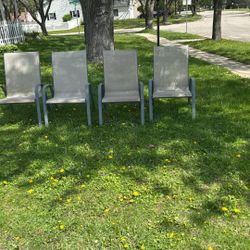 4 Outdoor patio chairs 