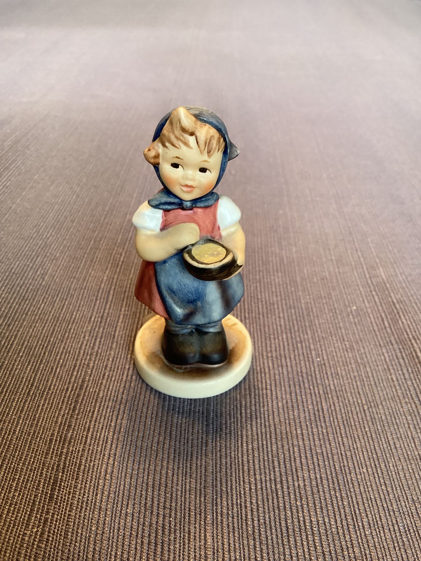 Vintage Original M.I. Hummel Porcelain Figurine, like new, From Me To You 1992 #629