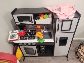 Kitchen set with tons of extras!