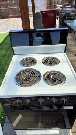 Compact Premier Electric Stove w/ Oven – Perfect for Studio