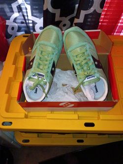 NEW Saucony shoes sz 10.5 pickup only!!