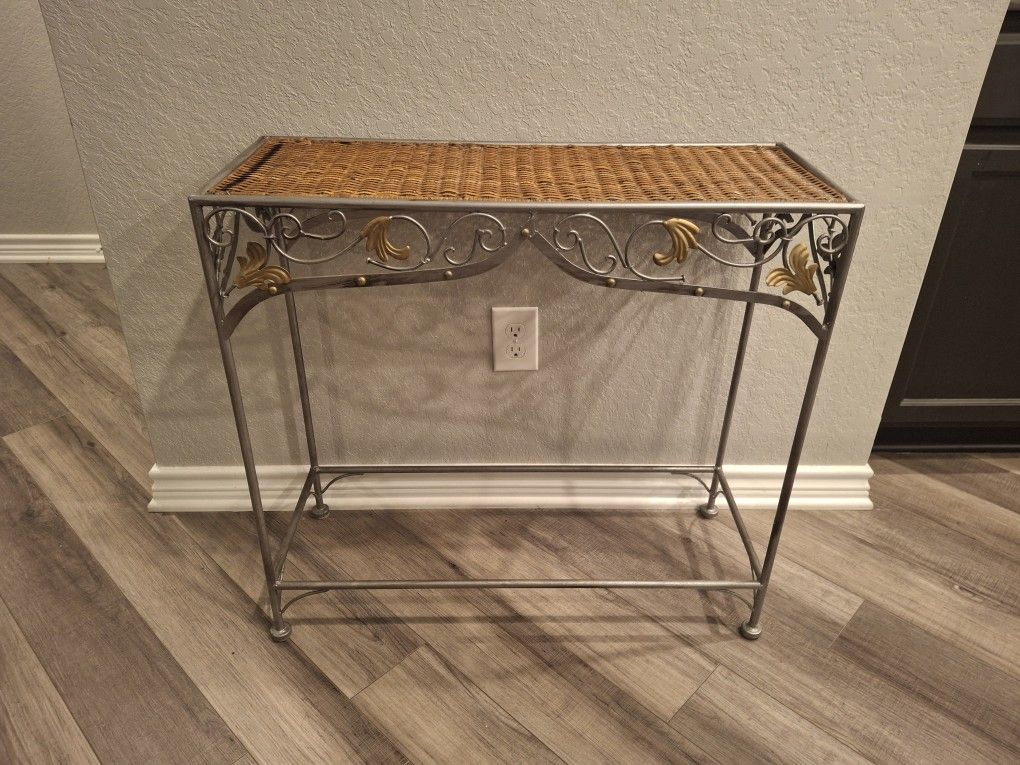 SMALL SILVER METAL & BAMBOO TABLE(SERIOUS BUYERS ONLY PLEASE ππ»)READ FULL DESCRIPTION BEFORE ASKING PLEASE ππ» IF IT'S POSTED IT'S AVAILABLE π