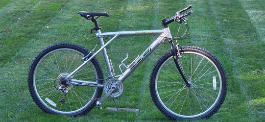 GT BACKWOODS MOUNTAIN BIKE - LARGE FRAME - LIGHT WEIGHT ALUMINUM - SERVICED UP-GRADED - TUNED