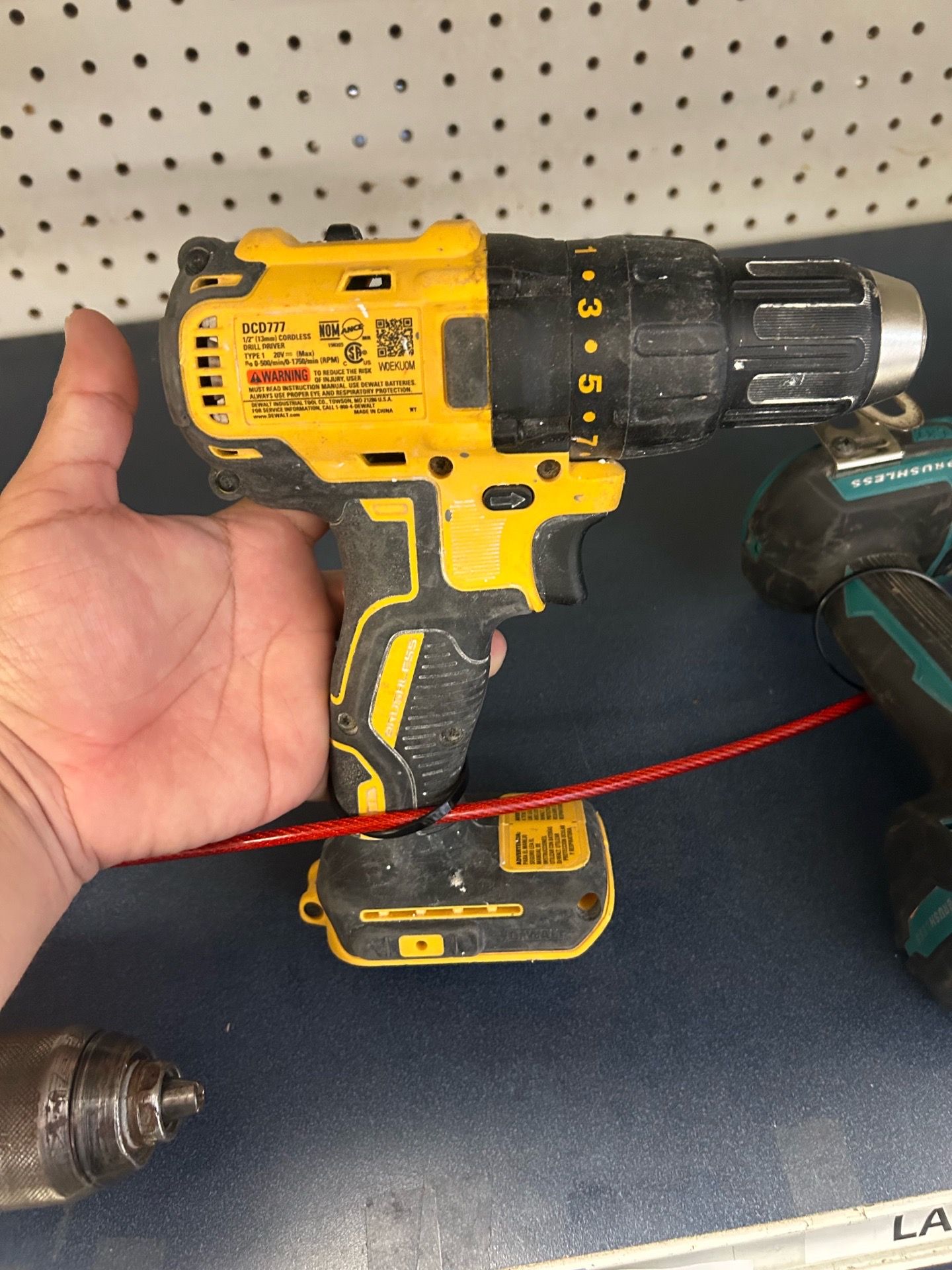 DEWALT DRILL ( BATTERY AND CHARGER )