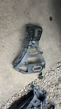 2019-21. PORSCHE CAYENNE FRONT BUMPER GUIDE BRACKET RIGHT  2019 2020 2021