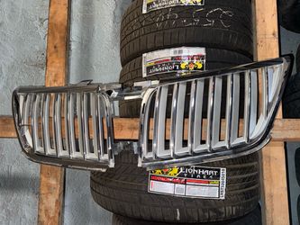 Lincoln 2010 MKS front grille