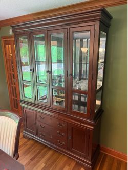 Display cabinet / hutch