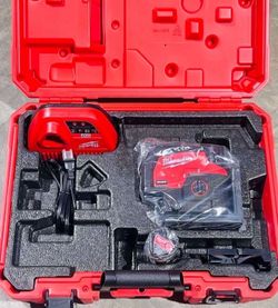 Milwaukee M12 12-Volt Lithium-Ion Cordless Green 125 ft. Cross Line and Plumb Points Laser Level Kit with 3.0 Ah Battery